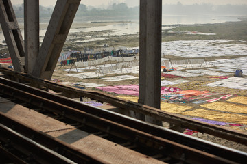 Widok z mostu na pralnię i suszarnię nad rzeką, w pobliżu Taj Mahal, Agra, Indie.