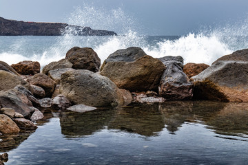 Piscinas naturales y oleaje en la costa de san felipe