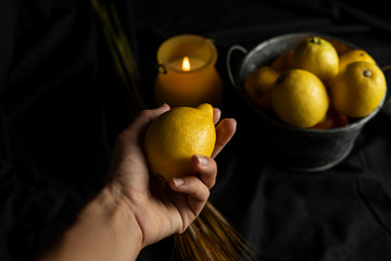 MANO CON UNOS LIMONES