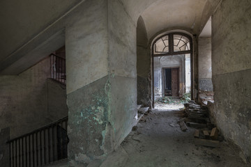 Fototapeta na wymiar korridor in einem verlassenen schloss