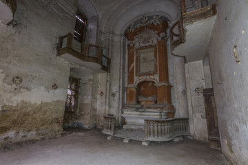 verlassene kirche mit altar
