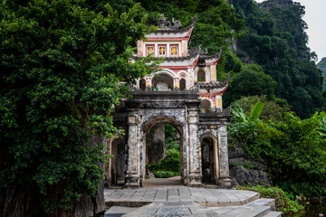 Obraz premium Beautiful Bich Dong Pagoda entrance in Tam Coc, Ninh Binh, Northern Vietnam shot in October 2019 on a bright day