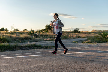 Girl practicing running en la naturaleza