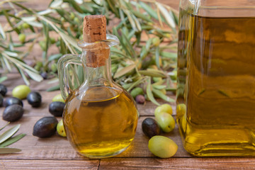 Una botella de aceite y aceitunas