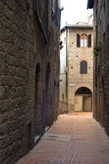 Fototapeta na wymiar Alley in San Gimignano Italy