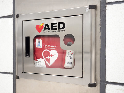 公共スペースに設置されたAED