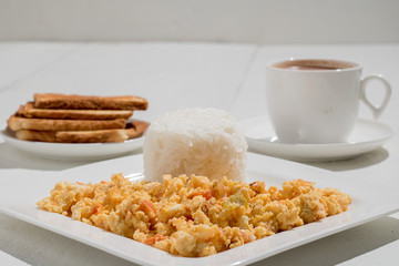 eggs with onion, tomato, chocolate and rice (Colombian parrots)