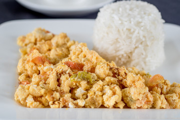 eggs with onion, tomato and rice (Colombian parrots)