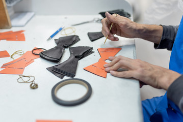 Design lines for sewing according to the pattern, with a special rod. Shoe production.