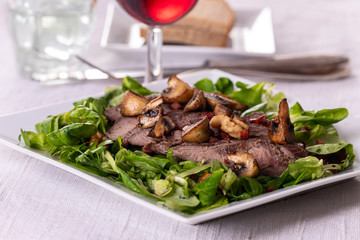 steak on lamb's lettuce
