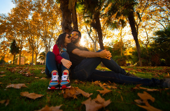 Pareja en un parque en otoño