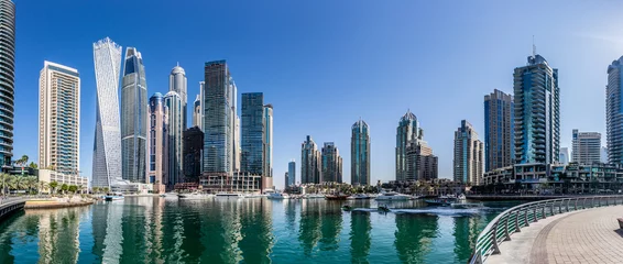 Foto auf Acrylglas Skyline von Dubai Marina während des Tages von Gebäuden und Wasser mit Booten © Capture by Riaz