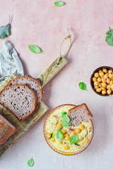 chleb i hummus
