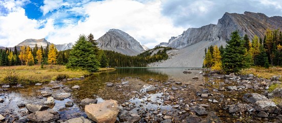 lac en altitude dans les montagnes