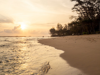 plage avec magnifique lever de soleil