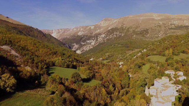 In volo su Montemonaco e sui monti Sibillini