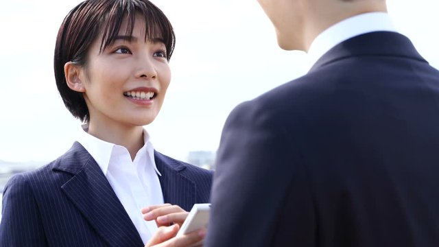 口臭　臭いビジネスマン　苦笑して鼻をつまむ女性