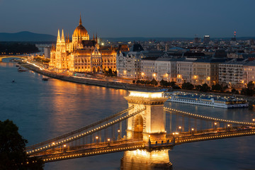 Fototapeta na wymiar Hungarian Parliament building with Chain Bridge lit up at night