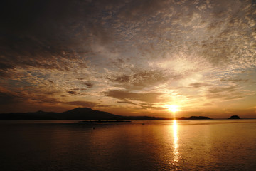 Fototapeta na wymiar 日没の日の入りが美しい海の風景