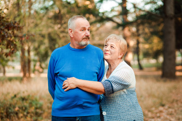Obraz premium Pensioners walk in the park. Happy old age.