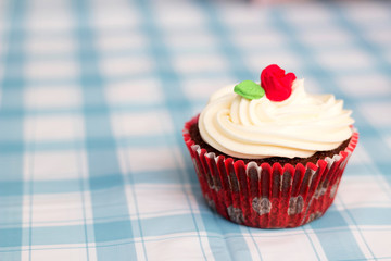 Cupcake red velvet com  cobertura de chantilly