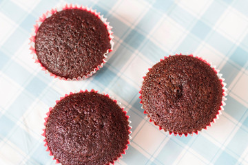 Cupcake red velvet sem cobertura sobre a mesa