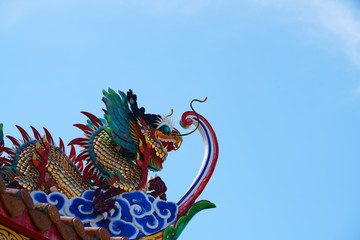 Fototapeta na wymiar colorful dragon statue against blue sky