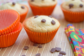 Cupcake com gotas de chocolate