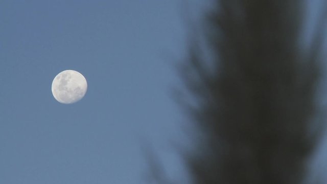 Atardecer con luna y cielo.