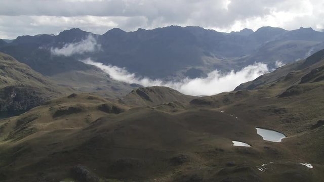 Nubes y monta&ntilde;as de la cordillera de los Andes 