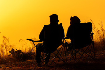 Fototapeta na wymiar Picture of silhouette couple lovers watching sunrise among fog
