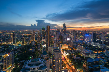 Fototapeta premium Nowoczesny budynek w dzielnicy biznesowej Bangkoku w Bangkoku z panoramą o zmierzchu, Tajlandia.