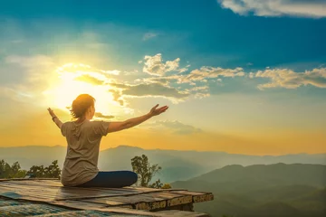 Foto op Canvas Gezonde levensstijl van de vrouw gebalanceerd beoefenen van mediteren en zen energie yoga buiten op de brug in de ochtend de bergnatuur. Gezond leven Concept. © subinpumsom