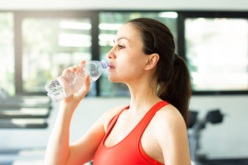 Woman training. Middle age woman in the gym drink water
