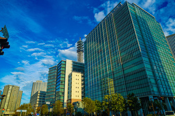 Obraz premium 横浜みなとみらいのオフィス街と秋空