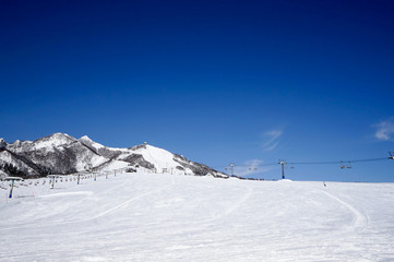 青と白のツートンカラー、岩原スキー場