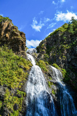 Fototapeta na wymiar 青空と新緑が美しい五段の滝