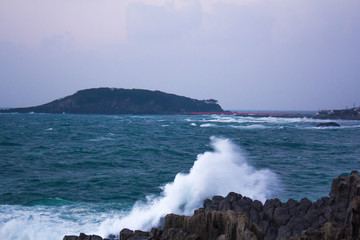大波と東尋坊