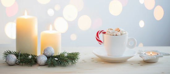 Obraz na płótnie Canvas hot chocolate with marshmallow on white background