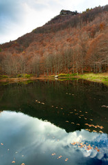Vista del lago Cavone nel parco del Corno alle Scale