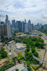 Obraz premium KUALA LUMPUR, MALEZJA - 27 października 2019; Pejzaż miasta Kuala Lumpur, stolicy Malezji. Jego nowoczesna panorama jest zdominowana przez wysokie na 451 m Petronas Twin Towers lub KLCC przez mieszkańców