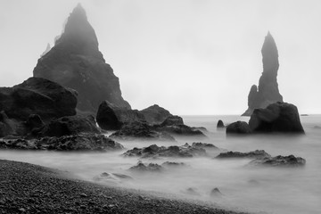 Langzeitbelichtung einer Nebelstimmung am Reynisfjara Beach in Island