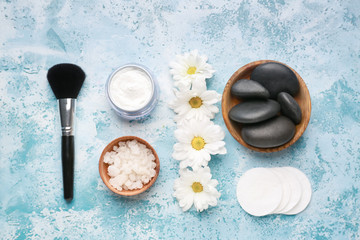 Obraz na płótnie Canvas Cosmetic cream with spa items on color background