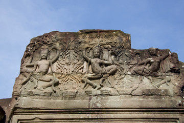 Obraz premium detail of bas reliefs on the walls of angkor thom