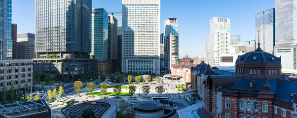 Obraz premium (東京都-風景パノラマ)青空の下の東京駅パノラマ風景５