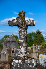 Ein verwittertes Kreuz auf dem alten Friedhof von Montfaucon d'Argonne/Frankreich