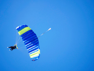 Rekreacyjne skoki spadochronowe w tandemie z instruktorem 