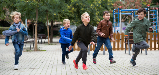Obraz premium Children running on playground