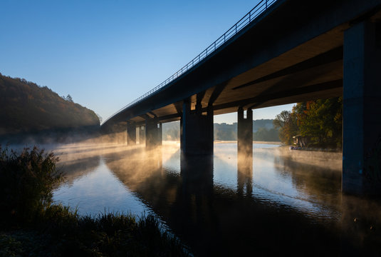 Autobahn Br&uuml;cke Seilersee Callerbachtalsperre Iserlohn Nebel Sonnenaufgang See Wasser Stimmung Spiegelung Reflexion Verkehr Beton Sauerland Deutschland German Autobahn Bridge