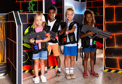 Group of smiling tweenagers with laser guns © JackF